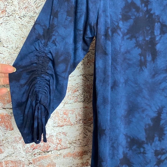 Tahari Womenʻs Blue and Black Tie Dye Ruched Sleeve Blouse Large - Picture 2 of 5